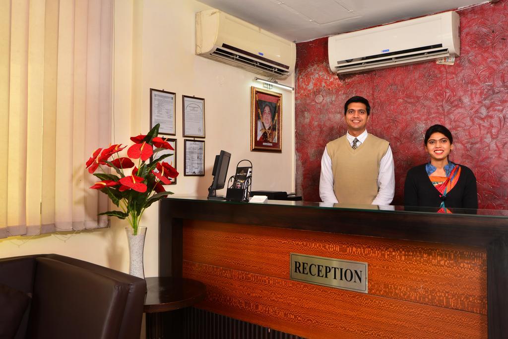 Hotel Shanti Palace West Нью-Дели Экстерьер фото
